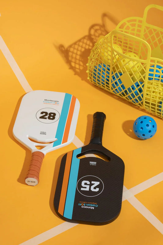 La pala de pickleball negra y blanca que te hará jugar mejor (sin volverte loco)